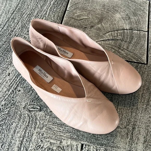 MaxMara made in Italy soft flexible leather light weight slip on ballet flats